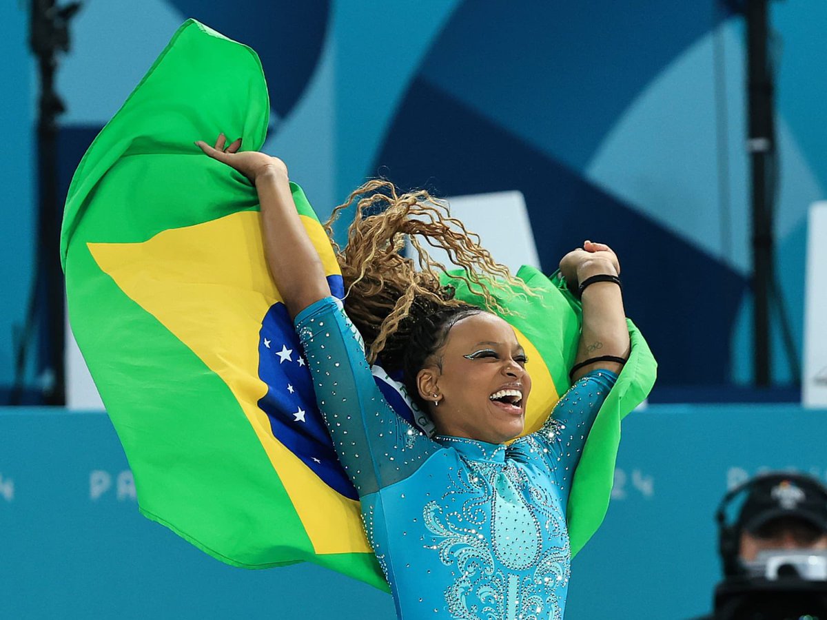 TimeFlamengo's tweet photo. TODO MUNDO DE PÉ PRA EXECUÇÃO DO HINO NACIONAL BRASILEIRO! UM OFERECIMENTO DE REBECA ANDRADE: A RAINHA DO ESPORTE BRASILEIRO 👸 https://t.co/B1uY9V9Jxr