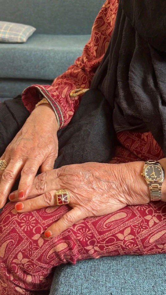 " وفي وجَودك مالها هالناس داعي
يابعد هالارض ومن يمشي عليها  "