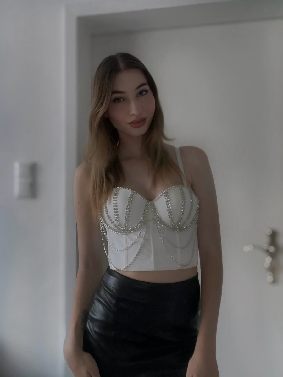 HerrinLejla's tweet photo. Träumst du davon, dich zu unterwerfen und Tribut zu zahlen? 
Deine Zeit ist jetzt. 
Ab in meine DM's! 🔥😈💰

#Geldherrin #Herrin #zahlsklave #sklave #Goddess #moneydom #FinDom #Paypig https://t.co/6sMhMJgH4i