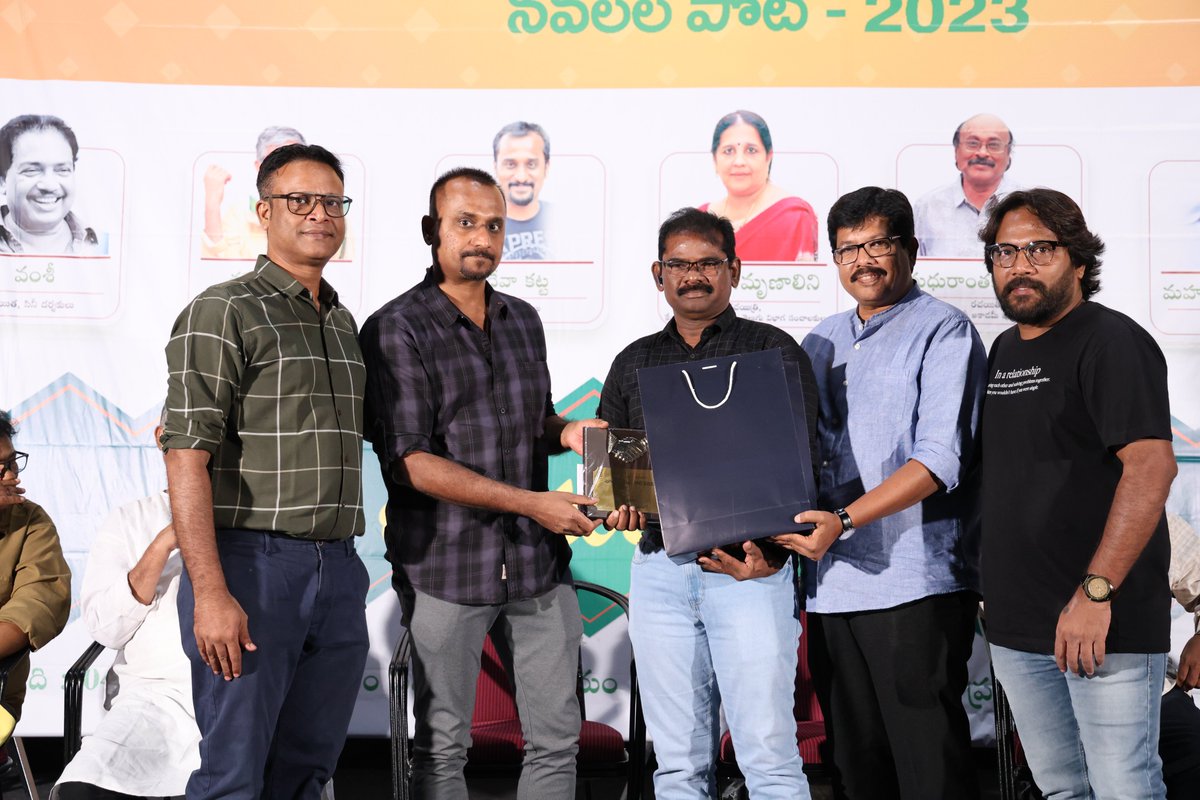 chaduvuapp's tweet photo. చదువు యాప్ - ఆన్విక్షికి సంయుక్త నిర్వహణలో భాగంగా నివ్వహించిన నవలల పోటీ - 2023 లో "జాన్రా ఫిక్షన్" విభాగంలో ప్రోత్సాహక బహుమతి పొందిన "రుద్ర రుధిరం" నవలా రచయిత కృష్ణ కిషోర్ నూవుశెట్టి గారికి అభినందనలు.
#chaduvuapp #Anvikshikipublication #ugadinovelcompitition #August04 #Prize https://t.co/hn503rGQLK