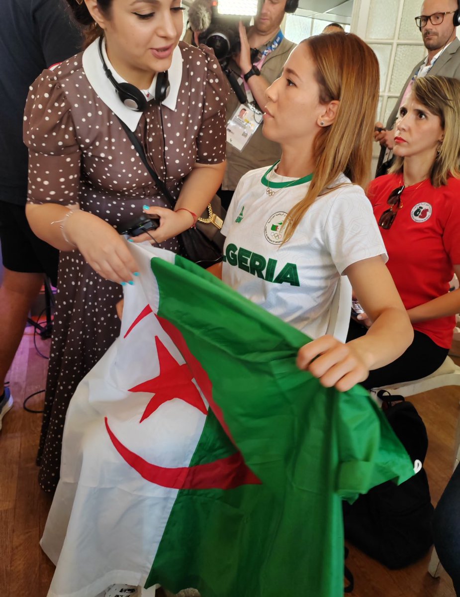 DZFOOTBALLDZ's tweet photo. 🚨Roumaysa Boualam a arboré le drapeau Algérien durant la conférence de presse de l’IBA afin de soutenir Imane Khelif. 🇩🇿

Queen 👸 #imanekhelif https://t.co/pkEcLoR7yv