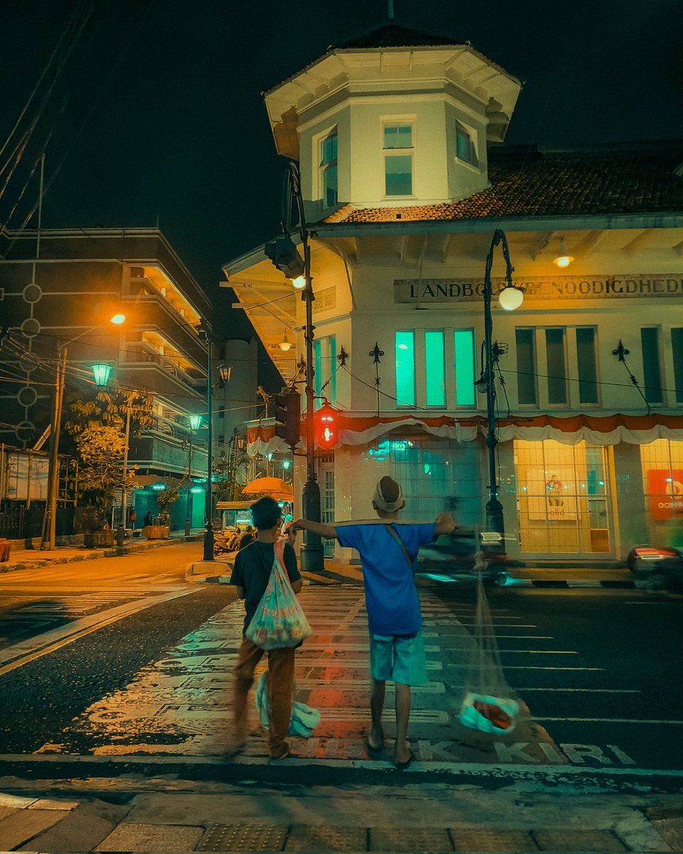 andika74's tweet photo. No sacrifice is wasted.
#streetphotography #streetfeat #street_photography #bandung #dailyphotography #cinematicphotography #streetmoment #toneception #Indonesia_photography #yourshotphotographer https://t.co/VUWi56pOv6