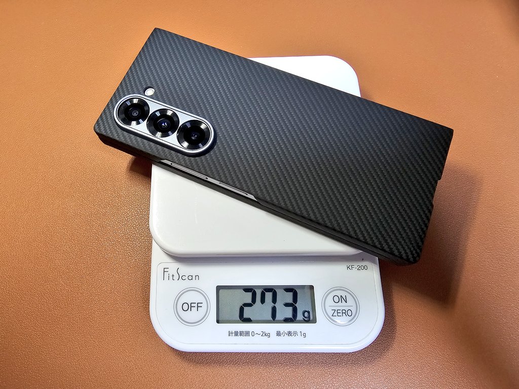 inasayan's tweet photo. fold6が着弾し、早速アラミドケース(magsafe内蔵)を装着。本体の軽量・薄型化を損ねないよう最小限の保護にした結果、spigenのカバーディスプレイのガラスフィルム含めて273g/14.7mmに。すっきりシャープな見た目が気に入りました!
#GalaxyZFold6 #aramid #アラミド繊維 #ガラスフィルム #magsafe https://t.co/YoaIXm8dfS
