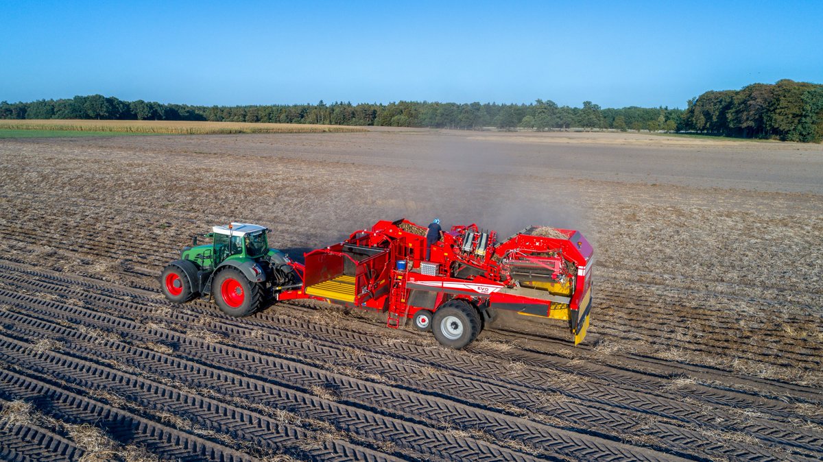 GRIMMEGroup's tweet photo. #PotatoMonday
Today we take a look back at our field operation with the EVO 280 at a customer near Damme. 😊
Who is already on the road with their EVO and harvesting their first potatoes? 😏
#GRIMMEGroup #potatomonday #potatoes #grimmeworldwide #evo280 #throwback #newsaison https://t.co/agOEZxXTX7