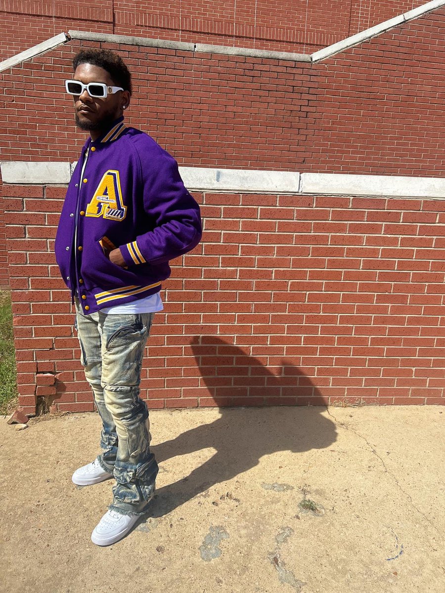 fam0uspapi's tweet photo. Cheers to 24 years of life 😎🙌🏽🥳 Thank the lord for blessing me with another year🙏🏾 #KobeYear #LeoSeason #LeoGang #stayreadynetwork https://t.co/XcOkUgugBI