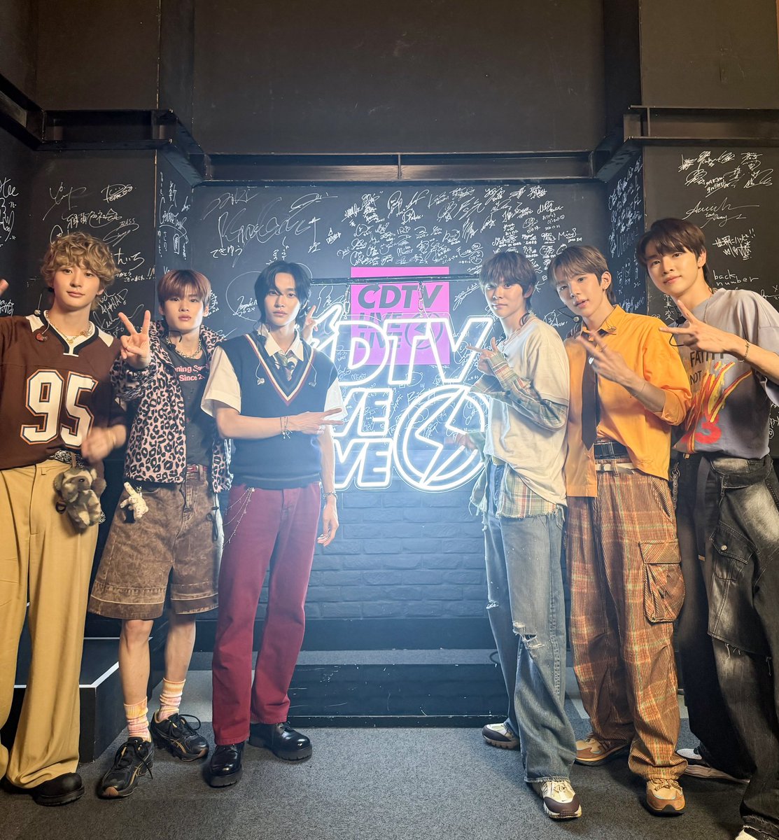 RIIZE_JPN's tweet photo. TBSテレビ「#CDTVライブライブ」ご覧いただいた皆さま、ありがとうございました🍀✌️

#RIIZE #라이즈
#RISEandREALIZE
#Lucky #RIIZE_Lucky https://t.co/xlFjPbF5wS