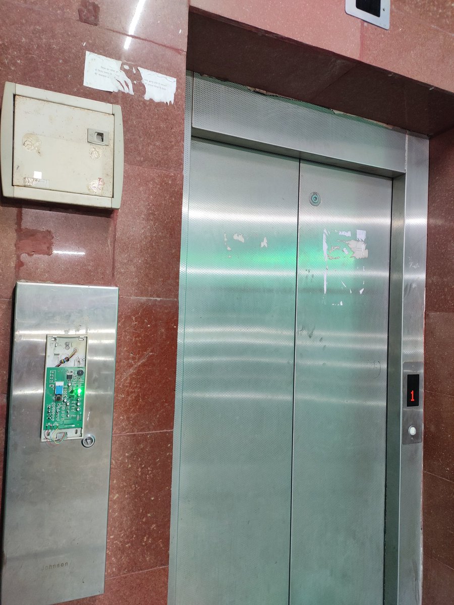 IwithTRUMP's tweet photo. Condition of lift at plateform 4 at Darbhanga station. 
@RailwaySeva @east https://t.co/D01sau7YgD