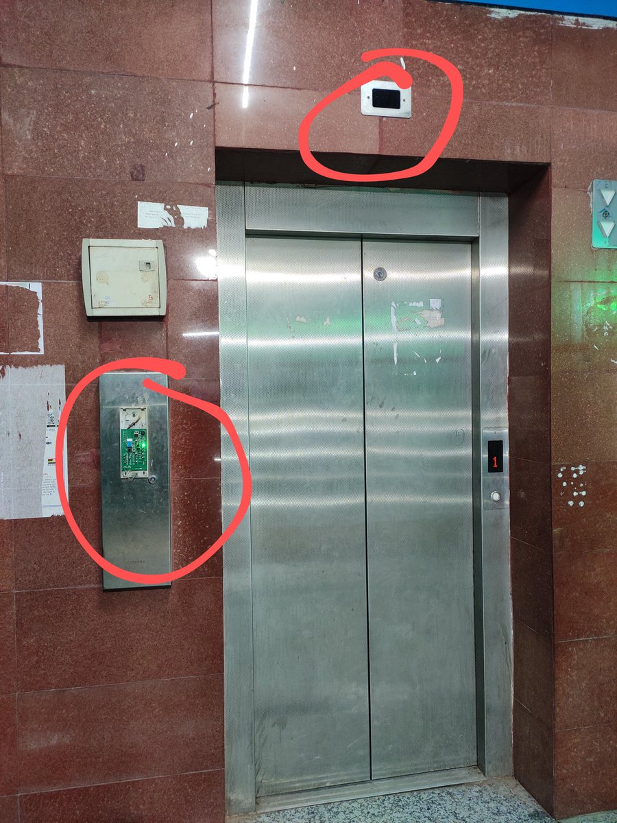 IwithTRUMP's tweet photo. Condition of lift at plateform 4 at Darbhanga station. 
@RailwaySeva @east https://t.co/D01sau7YgD