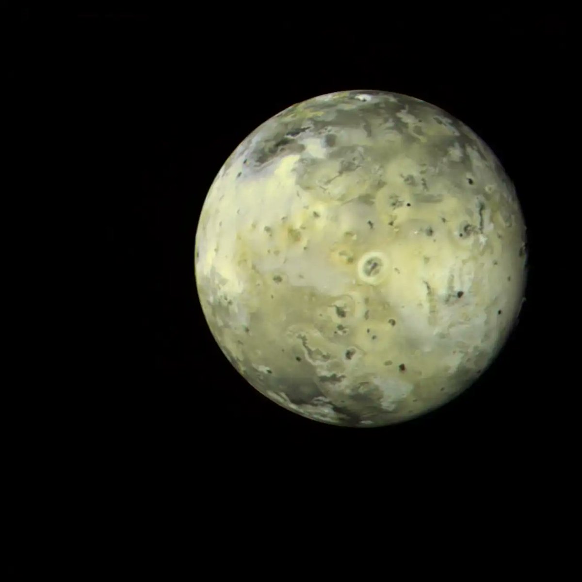 AdAstrum24's tweet photo. Imagen de Io, luna de Júpiter, tomada por la sonda Voyager 1 el 4 de marzo de 1979 (Crédito NASA) #AMDG https://t.co/ksTQ2PQTkY