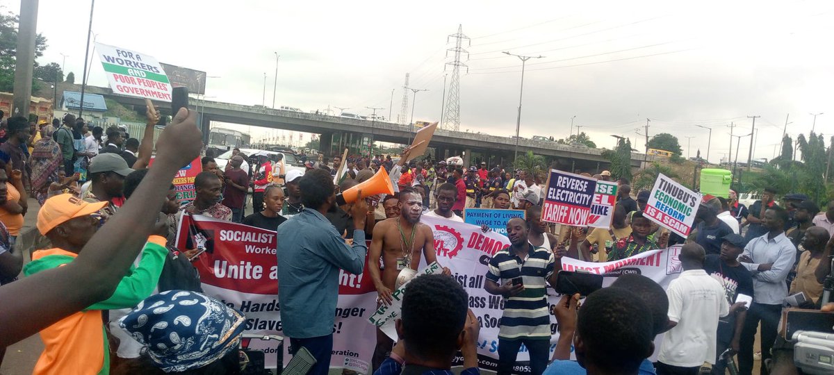 APC boys in Lagos lied to us that there’s no protest in Lagos. Meanwhile in Ojota, our brothers are burning the fire and standing on business. 

Can we show them our support? Repost for more people to join

#EndBadGovernancelnNigeria