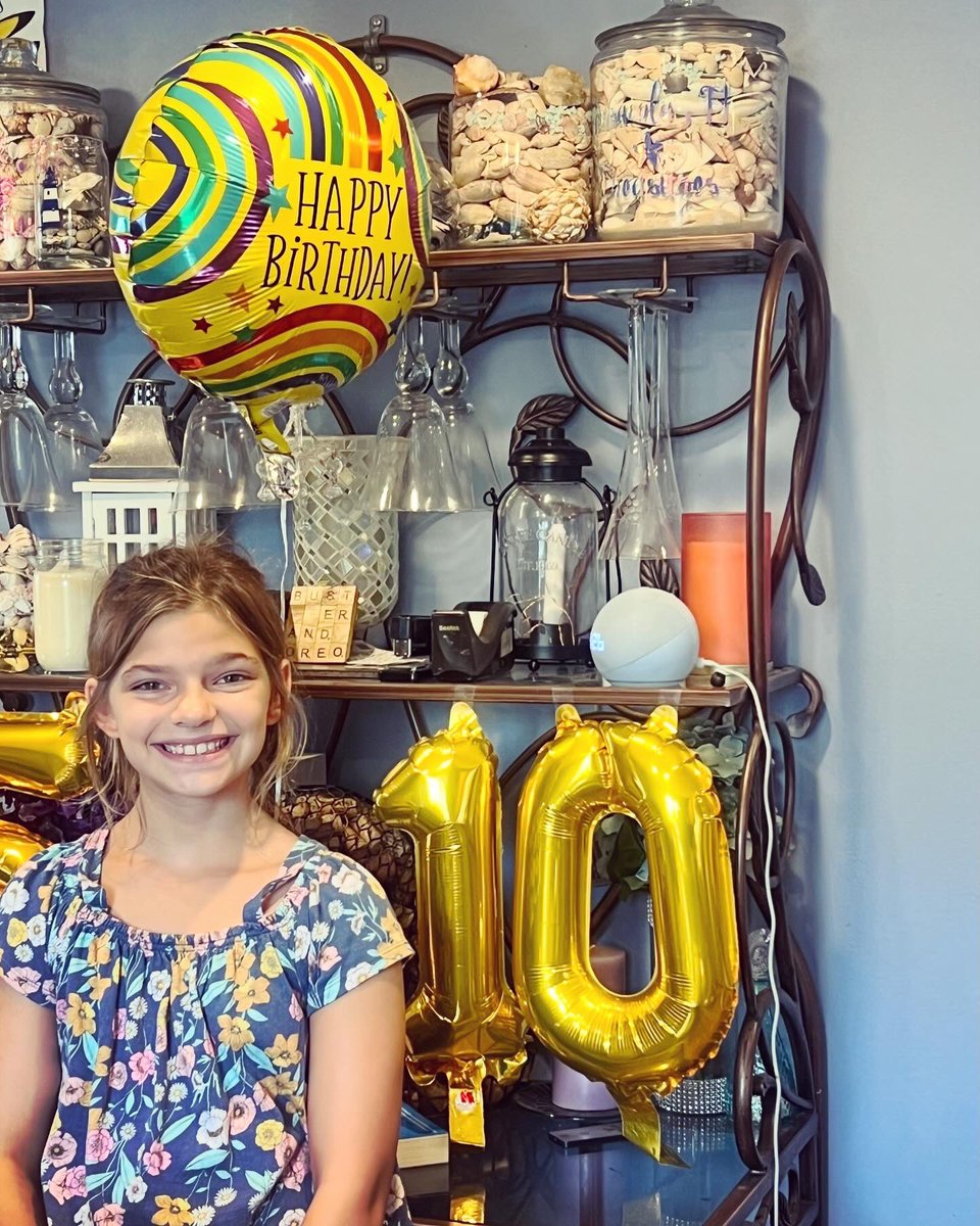 BooklerTraci's tweet photo. Double digits! Happy 10th Birthday to my little bae!! You’re the sweetest, kindest, dog loving, lovely young lady! Your smile lights up a room! Lucky to be your mom! Love you so much!! Happy Birthday!! XOXO🎉🎈💜🎁💙 https://t.co/RjxHjZyW81