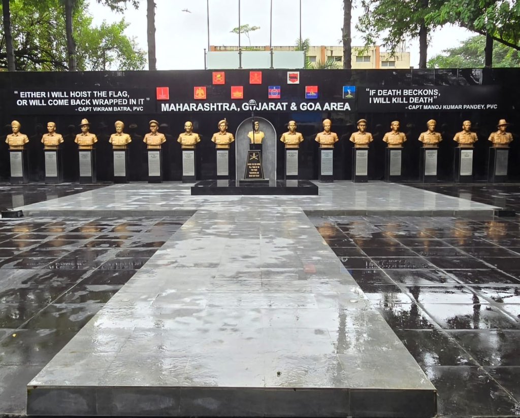 IaSouthern's tweet photo. Lt Gen Dhiraj Seth, AVSM, GOC-in-C #SouthernCommand, dedicated the renovated war memorial at #Colaba Military Station. Built by HQ MG&G Area, the new memorial features a gallery honouring all #PVC awardees, paying tribute to their valour and sacrifice. The Colaba War Memorial will be open to the public, providing inspiration and a place to pay homage to the bravehearts.

#IndianArmy
#HonoringHeroes 
#PositiveVibesOnly 
@adgpi