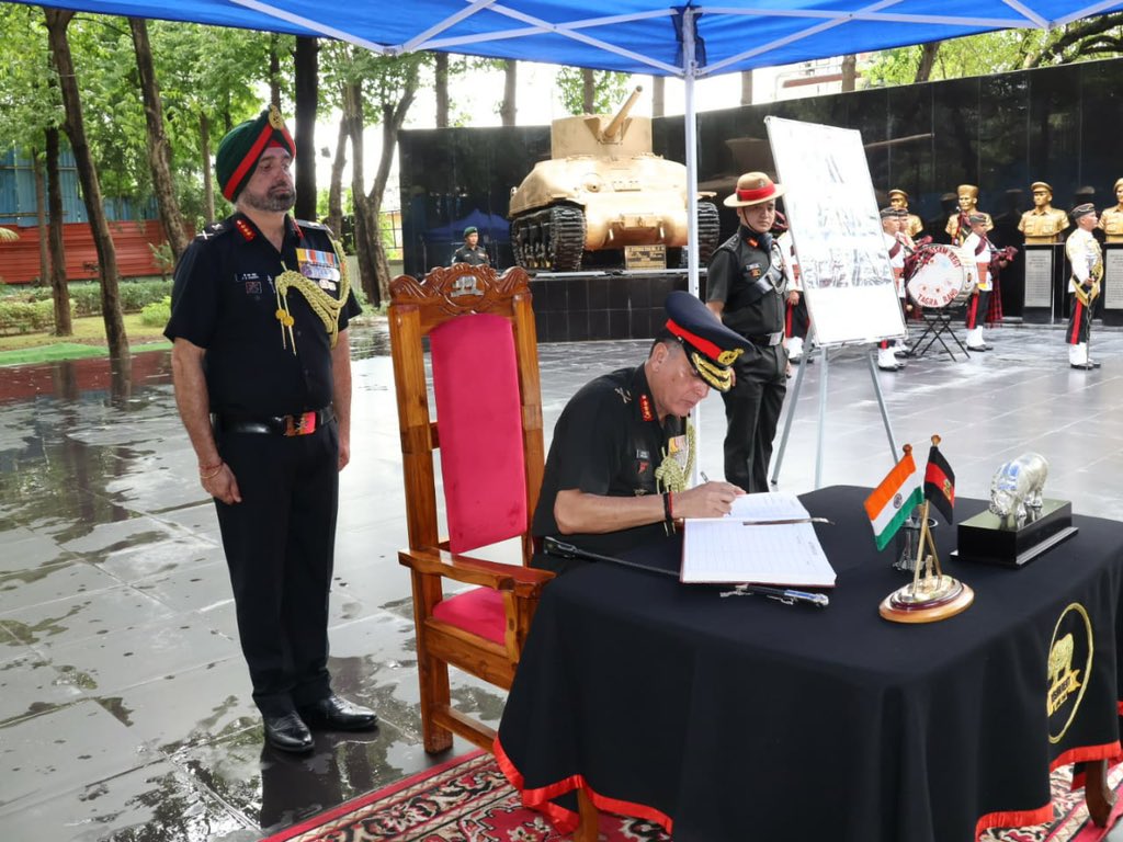 IaSouthern's tweet photo. Lt Gen Dhiraj Seth, AVSM, GOC-in-C #SouthernCommand, dedicated the renovated war memorial at #Colaba Military Station. Built by HQ MG&G Area, the new memorial features a gallery honouring all #PVC awardees, paying tribute to their valour and sacrifice. The Colaba War Memorial will be open to the public, providing inspiration and a place to pay homage to the bravehearts.

#IndianArmy
#HonoringHeroes 
#PositiveVibesOnly 
@adgpi