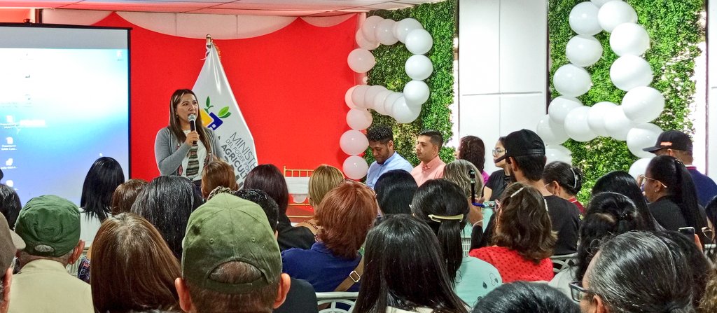 Viceagrourbana's tweet photo. 🌱🇻🇪 ¡Feliz lunes! 

Desde las instalaciones del @MinagrourbanaV, el Movimiento Agrourbano participa en un conversatorio por la Paz con la Min. @jhoagaby, a fin de analizar los años de lucha de la Revolución Bolivariana.

@NicolasMaduro

#PatriaSoberanaYPlena https://t.co/wpUXogE2rq
