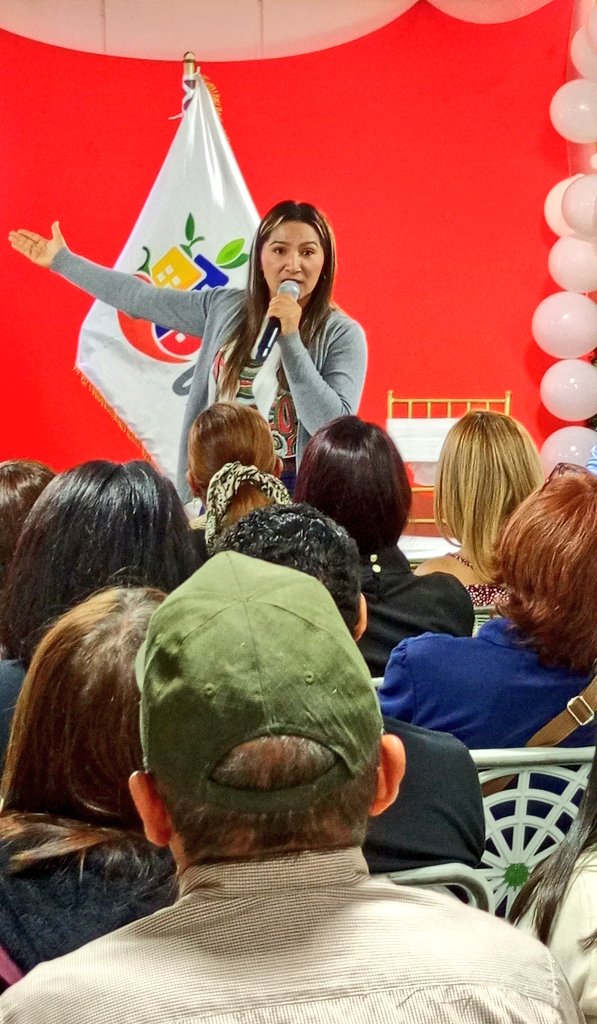 Viceagrourbana's tweet photo. 🌱🇻🇪 ¡Feliz lunes! 

Desde las instalaciones del @MinagrourbanaV, el Movimiento Agrourbano participa en un conversatorio por la Paz con la Min. @jhoagaby, a fin de analizar los años de lucha de la Revolución Bolivariana.

@NicolasMaduro

#PatriaSoberanaYPlena https://t.co/wpUXogE2rq