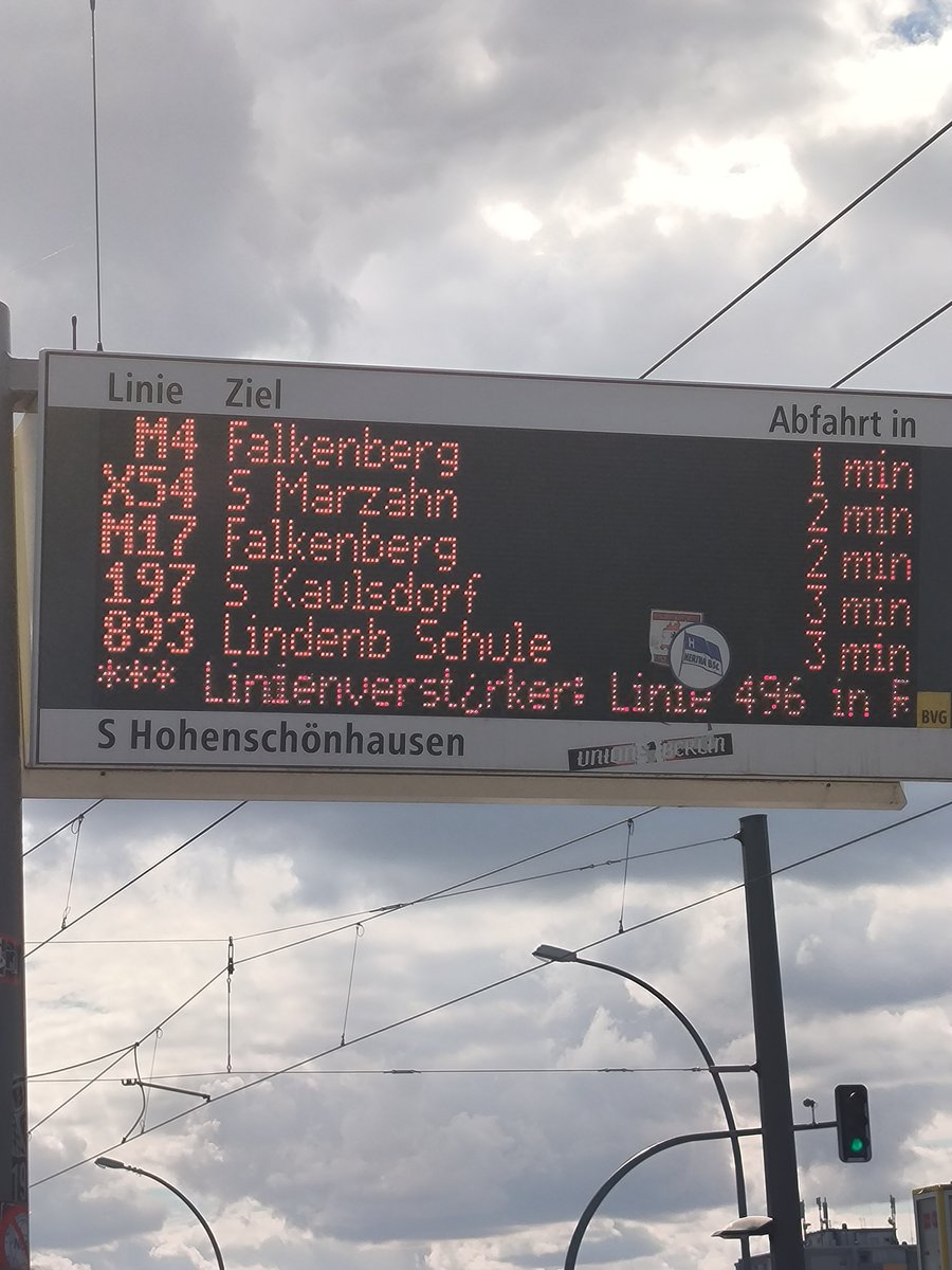Kaum gibt's die BVG auf Twitter nicht mehr, wird's deutlich spaßiger auf der Welt, die Anzeige in Hohenschönhausen redet von einer Verstärkerlinie 496 von Betriebshof Lichtenberg nach Falkenberg.