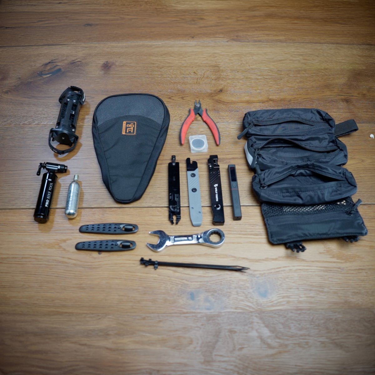HandlebarJack's tweet photo. Hey there, bike enthusiasts! My go-to bike kit is complete with the awesome Original Handlebar Jack V3, the reliable Saddle Jack, and the must-have 8-Bit System from Wolf Tooth. Made in the USA, these tools keep me ready for any ride. #biketech #HandlebarJack  #ebikes #BikeLovers https://t.co/C0J8idsT6b