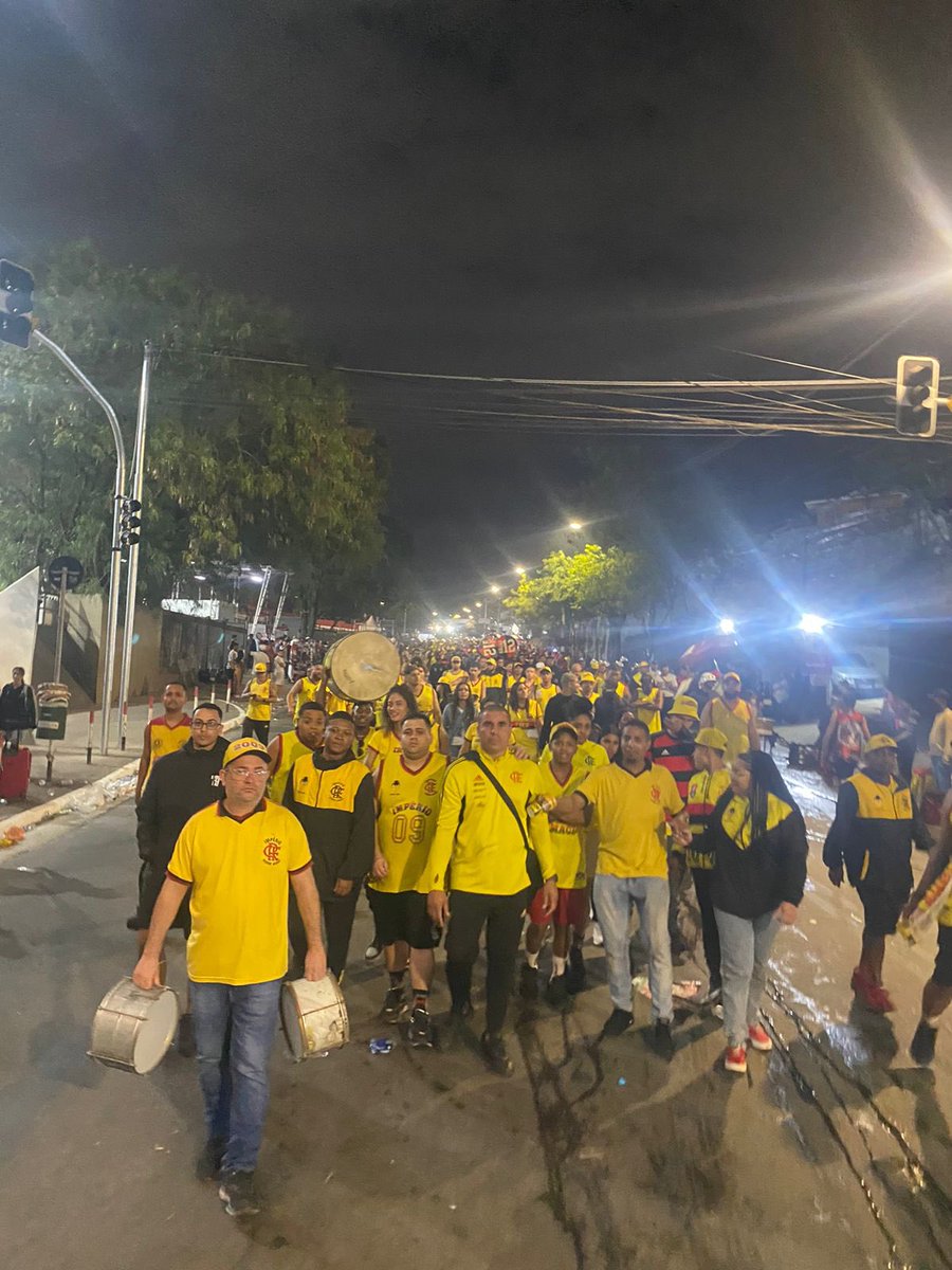 imperiorubroN's tweet photo. Muralha amarela em SP .
#Flamengo #imperiorubronegro #amarelo https://t.co/zTiRZgl3BX