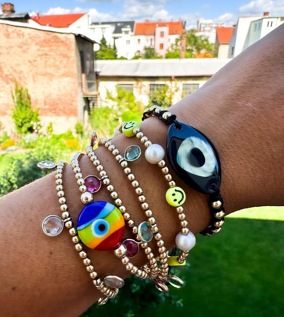 JugarNspice's tweet image. A fun bunch 🌈🧿😊🖤

#JugarNspice #wriststack #braceletstack #evileyejewelry #evileyebracelet #handmadejewelry instagr.am/p/C-SnKyDNhH2/