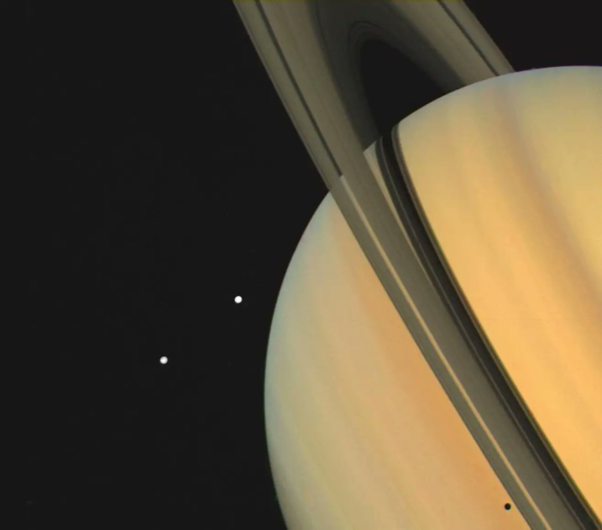AdAstrum24's tweet photo. Saturno y dos de sus lunas,  Tethys (abajo) y Dione. Tomada por la sonda Voyager 1 el 3 de noviembre de 1980. (Crédito NASA) #AMDG https://t.co/6SQ1f9jOks