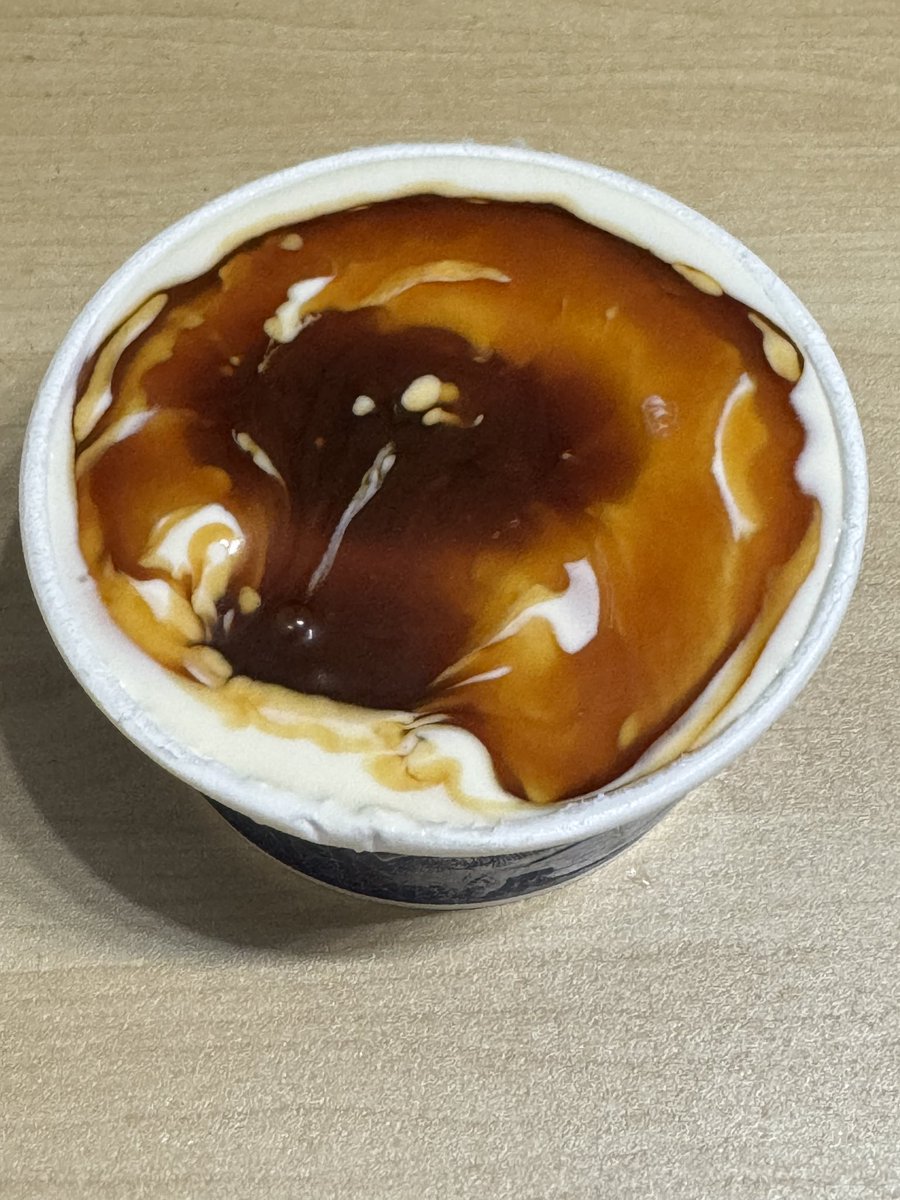 numanz_hara's tweet photo. セブンの店員さんが教えてくれたんですが、バニラアイスにセブンのキャラメルソースで最強のアイスが出来ます。
買えなくなると困るのでバズらないで下さい。 https://t.co/D36zblgDLz