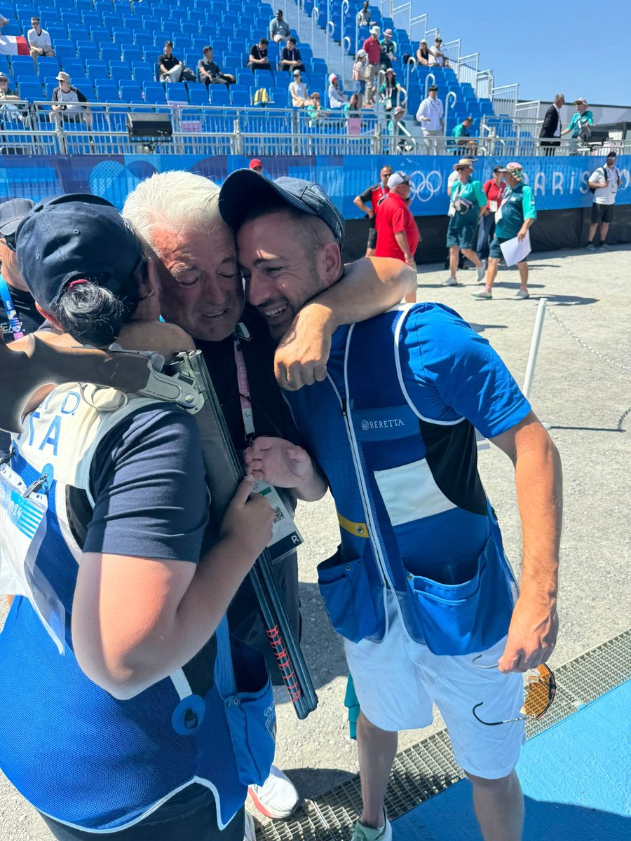 ItaliaTeam_it's tweet photo. ABBRACCIO DI CAMPIONI! 🫂

Gli olimpionici di #Paris2024 in squadra mista Gabriele Rossetti e Diana Bacosi e il commissario tecnico della Nazionale azzurra di tiro a volo Andrea Benelli, oro nello skeet ad #Atene2004. 💙

#ItaliaTeam #tiroavolo https://t.co/3mYwyVp5W7