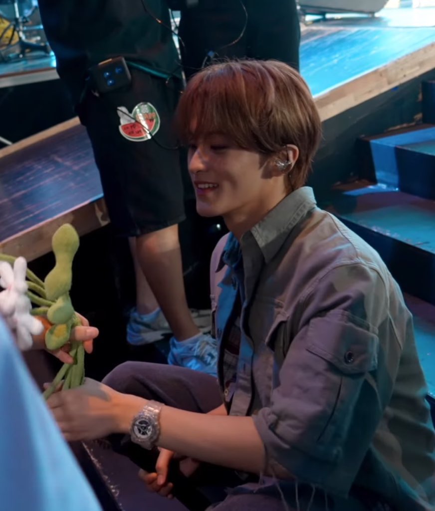 ทุกคน ช่วยด้วย😭😭😭😭😭😭😭😭😭😭😭😭😭😭😭😭😭😭😭😭😭😭😭😭😭😭😭😭😭😭หล่อมาก จะบ้า ยิ้มแบบนี้แล้วมือเอื้อมไปหยิบดอกไม้อะ ใส่นาฬิกาข้อมืออีก โห ทรงแบบ อหหหห หล่อมากกกกก😭😭😭😭😭😭😭😭😭😭😭😭😭😭😭😭😭😭😭😭😭😭😭😭😭😭😭😭😭😭😭😭😭😭😭