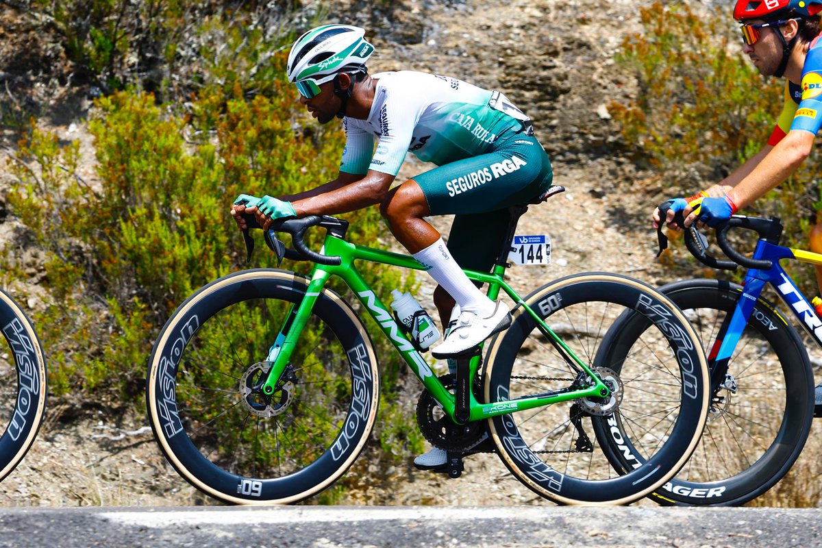 #VueltaBurgos Siguen los Caja Rural-Seguros RGA dentro del peloton a menos ya se 30 km para meta. La ventaja para los tres fugados del día de acerca ya al minuto. 

📷 <a href="/SprintCycling/">SprintCycling</a> 

#SúmateAlVerde 💚