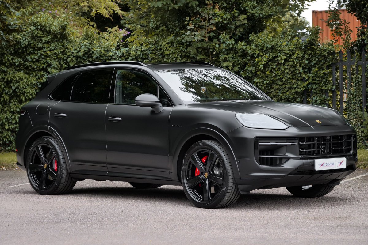 The_Bodycentre's tweet image. Thoughts on this @Porsche Cayenne S we just wrapped in Satin Black? 🤔 

#carwrap #vinylwrapping #autobodyshop