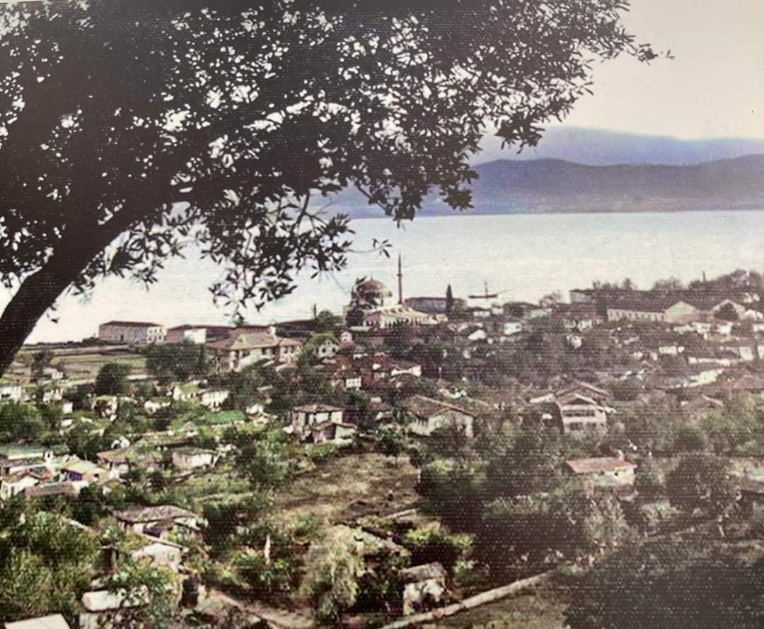tarihenstitu's tweet photo. İzmit… 1920ler…
Yeni Cuma Camii fark ediliyor.

[Oradan ötesi doldurma demek ki.
Fuar, karayolları vs.] https://t.co/x1an6gtQIh
