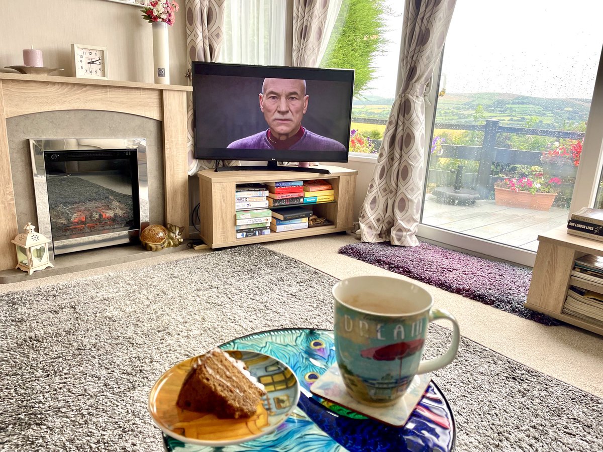 patriciascanl18's tweet photo. There’s a howling gale shrieking around the Shire. It’s lashing rain. There’s a #StarTrek film on, I have custody of the birthday coffee cake. It’s far too wet to bring 🎂 to the other Hobbit houses. What is one to do? 🤔 #PossessionIsNineTenthsOfTheLaw 😀 https://t.co/k6LBEYrr7h