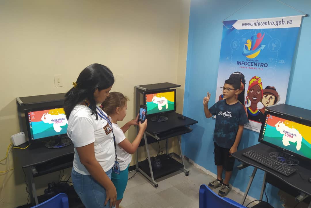 A esta hora desde el infocentro Urimare facilitadora realiza Taller de Fotografía Básica con teléfono 📲 celular a niños y niñas de la comunidad de Guaracarumbo 
#PatriaSoberanaYPlena
<a href="/NicolasMaduro/">Nicolás Maduro</a> 
<a href="/Gabrielasjr/">Gabriela Jiménez</a> 
<a href="/Jateranoficial/">José Alejandro Terán</a> 
<a href="/LaRosaInfoVE/">LaRosaInfoVE</a>
