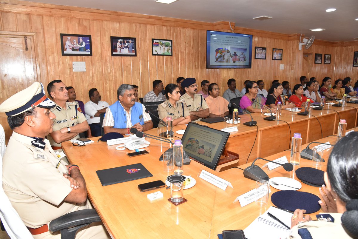 AndamanPolice's tweet photo. Traffic Wardens get Kits!

Traffic Wardens of South Andaman District were distributed kits to aid them in traffic regulation. DGP A&N Islands, Shri. Devesh Chandra Srivastva, IPS, stressed public-police participation, the "Catch them Young" motto, and urged teachers to aid in combating drug issues to nurture the next generation. The importance of inculcating Road Safety norms from a young age was also stressed upon. #RoadSafety #TrafficWardens

ट्रैफिक वार्डन को किट मिले!

दक्षिण अंडमान जिले के ट्रैफिक वार्डनों को यातायात विनियमन में सहायता के लिए किट वितरित किए गए। डीजीपी अंडमान एवं निकोबार द्वीप समूह, श्री. देवेश चंद्र श्रीवास्तव, आईपीएस, ने सार्वजनिक-पुलिस भागीदारी, "कैच देम यंग" आदर्श वाक्य पर जोर दिया, और शिक्षकों से अगली पीढ़ी के पोषण के लि��� नशीली दवाओं के मुद्दों से ��िपटने में सहायता करने का आग्रह किया। छोटी उम्र से ही सड़क सुरक्षा मानदंडों को विकसित करने के महत्व पर भी जोर दिया गया।