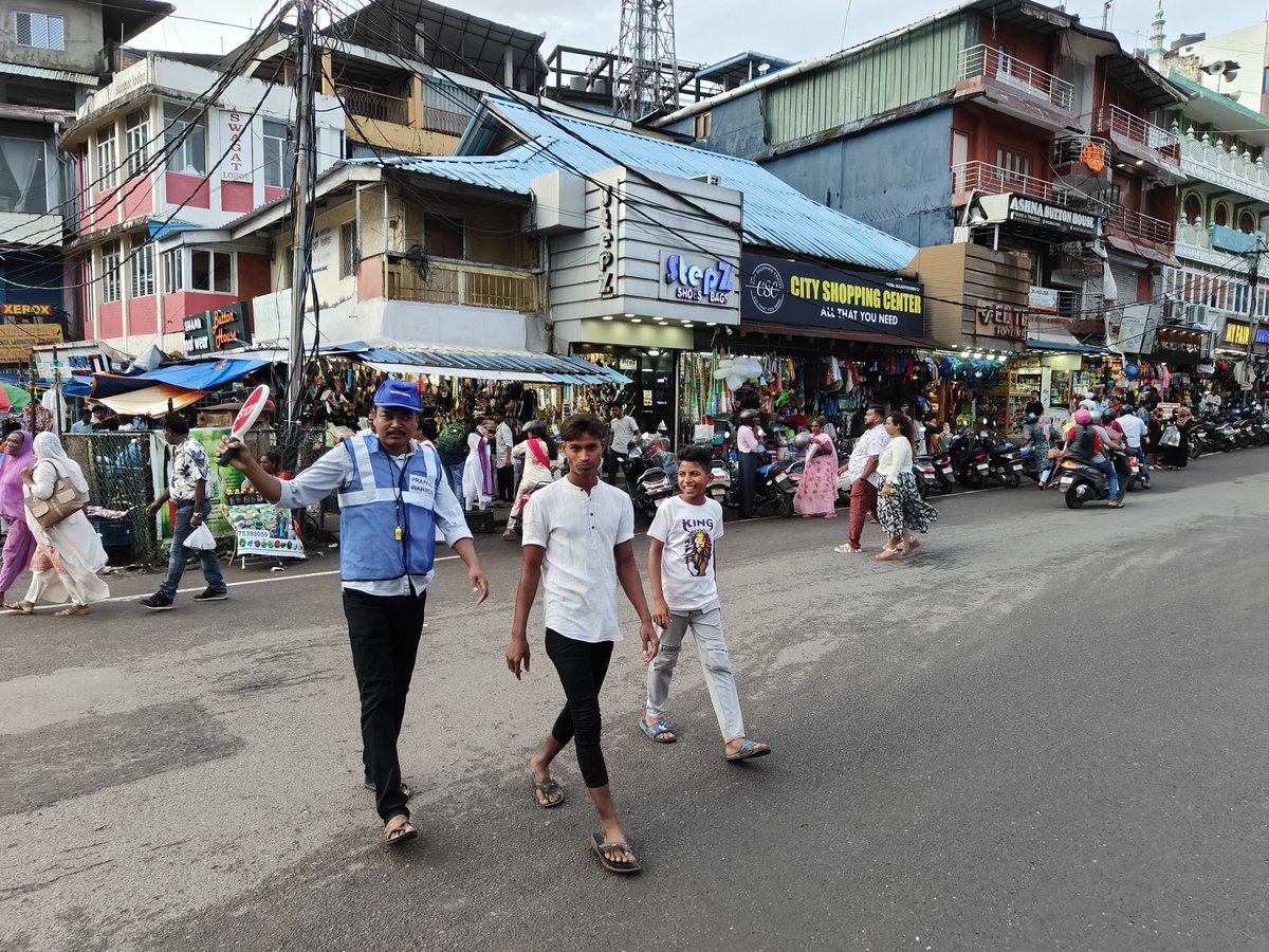 Traffic Wardens get Kits!

Traffic Wardens of South Andaman District were distributed kits to aid them in traffic regulation. DGP A&amp;N Islands, Shri. Devesh Chandra Srivastva, IPS, stressed public-police participation, the "Catch them Young" motto, and urged teachers to aid in