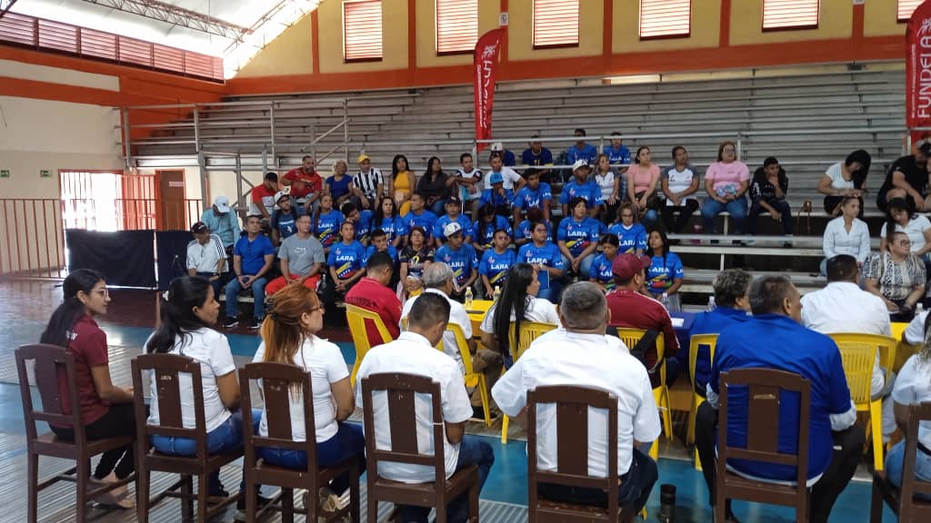 FUNDELA_LARA's tweet photo. Desde la sala de armas"Gral. Jacinto Lara",presidente de FUNDELA Abg. Miguel González de la mano con la junta directiva,socializa las normativas de uso de las instalaciones deportivas de alto rendimiento y CID a asociaciones,clubes y escuelas
@NicolasMaduro
#PatriaSoberanaYPlena https://t.co/Kl32sUsmjE