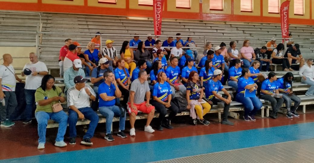 FUNDELA_LARA's tweet photo. Desde la sala de armas"Gral. Jacinto Lara",presidente de FUNDELA Abg. Miguel González de la mano con la junta directiva,socializa las normativas de uso de las instalaciones deportivas de alto rendimiento y CID a asociaciones,clubes y escuelas
@NicolasMaduro
#PatriaSoberanaYPlena https://t.co/Kl32sUsmjE