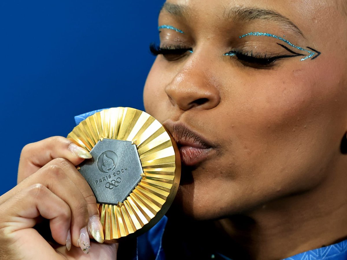 TimeFlamengo's tweet photo. Beijinho no ouro pro recalque passar longe 😘

📸 Ricardo Bufolin / CBG 

#FlaGinástica #Eletrobras #EletrobrasFla #RedeDOr https://t.co/Kn0lCoFrnl