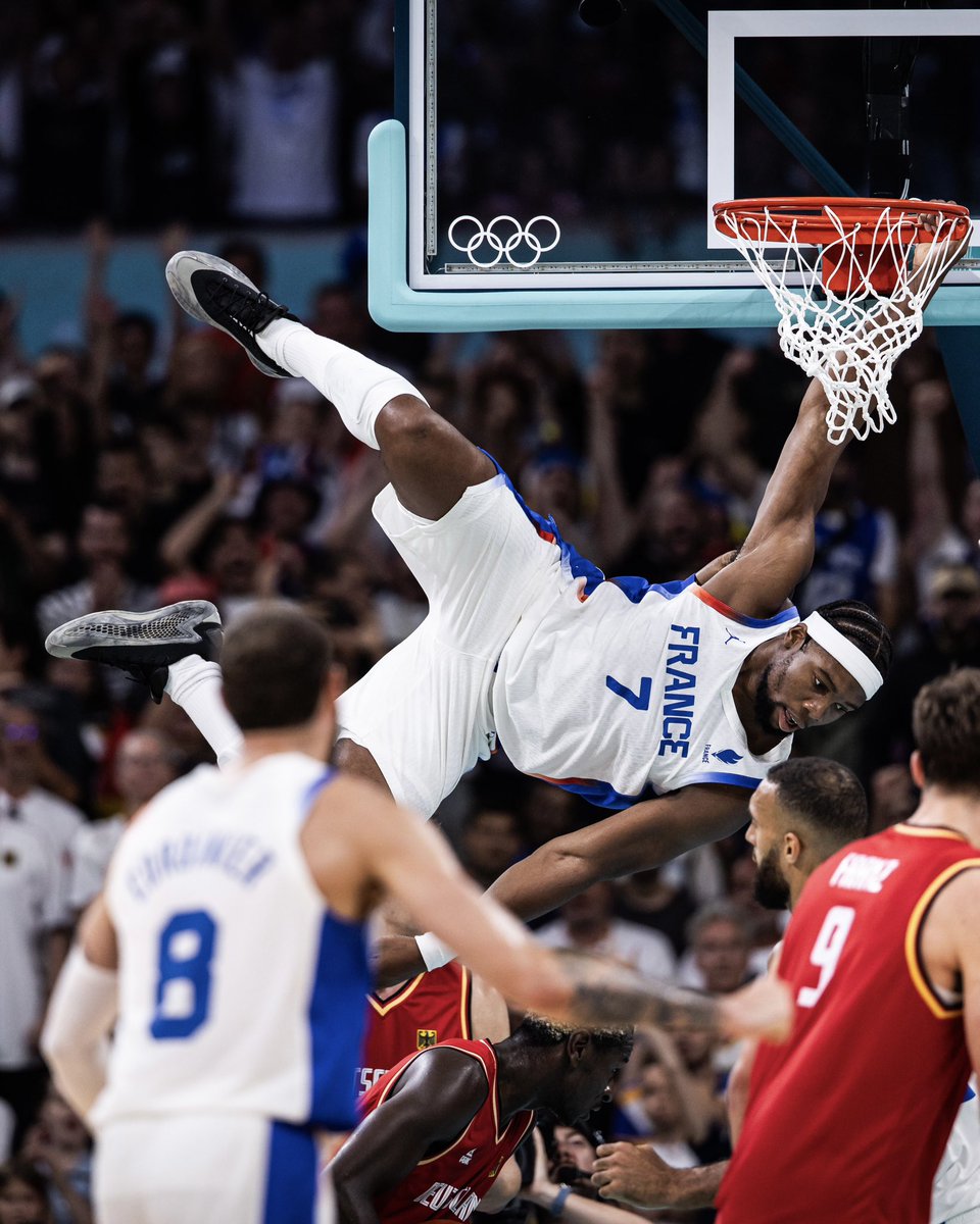 FIBA's tweet photo. Bend it like Yabusele 💪 

#Paris2024 x #Basketball https://t.co/FOGR17rjXS