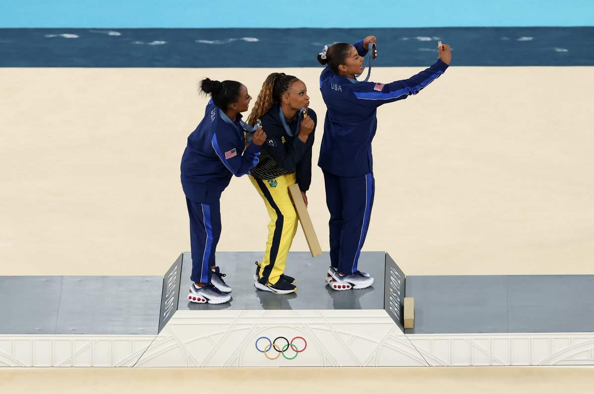 Simone Biles and Jordan Chiles showed love to Andrade on the podium after she won gold in Woman’s Floor Exercise 🥇🇧🇷 

Three ACL tears since 2015 to a gold medal in 2024. Legend. 👏