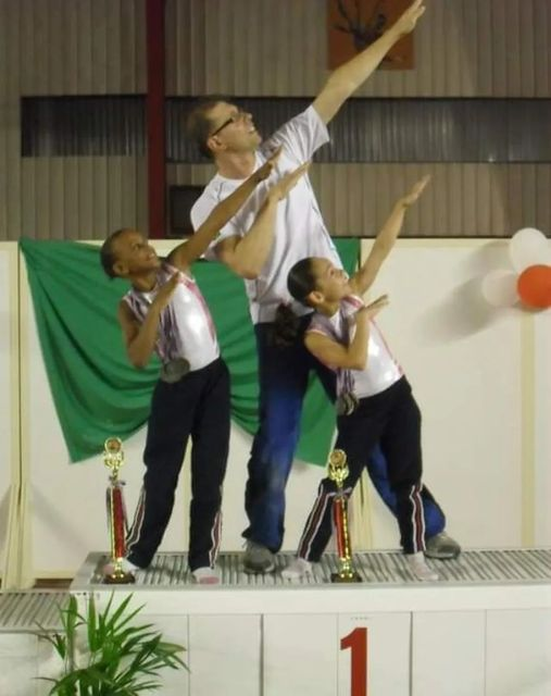 jose49729680's tweet image. O Brasil inteiro vibrando com o ouro de Rebeca Andrade. Tivéssemos jornalismo, seria informado que isso só existiu porque havia uma projeto social Iniciação Esportiva para crianças de baixa, em Guarulhos, governada por um prefeito do PT. Ela começou na ginástica aos 4 anos na