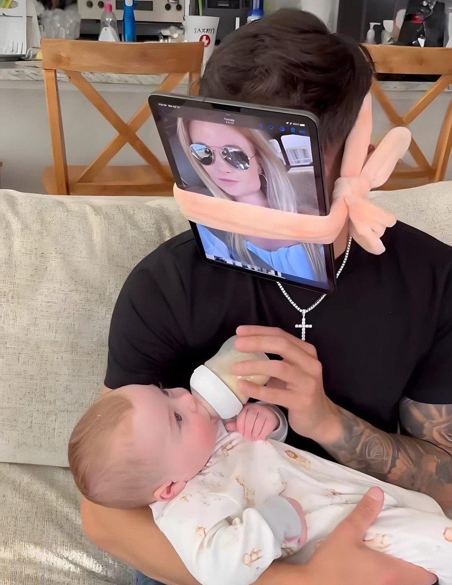 Basniixz's tweet image. เมื่อปล่อยลูกไว้กับพ่อแล้วแม่อยู่ 5555+