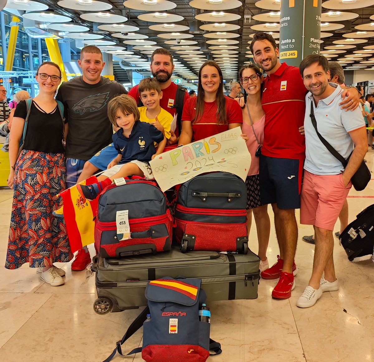 #PARIS2024

¡El #TeamRFETA ya está en Madrid!

Pablo Acha, Elia Canales y Elías Cuesta regresaban esta misma tarde de París, luciendo orgullosos los diplomas olímpicos con los que han hecho historia.

¡Bienvenidos, y a disfrutar de un merecido descanso!

#ArcheryinParis