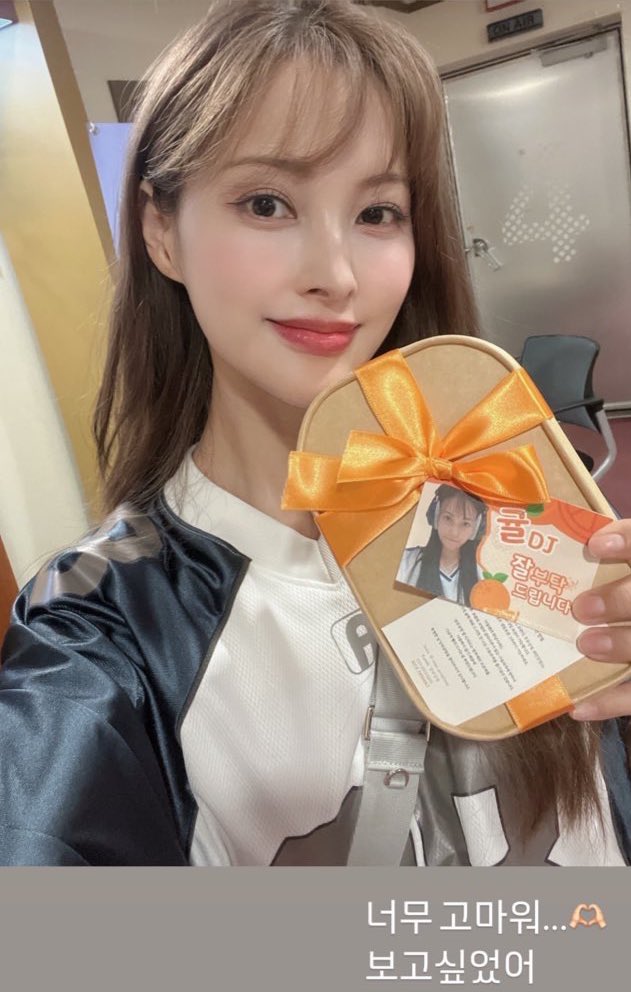 SupportGyuri's tweet photo. 스페셜 디제이 귤디제이🍊의 첫 날을 응원하기 위해 간식박스와 음료 선물 준비했습니다. 앞으로 일주일간 귤디제이와 함께 즐거운 시간 기대할게요🧡 https://t.co/k9NXiyd9Tp