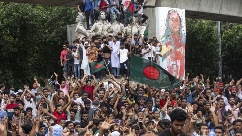 IndiaFolder's tweet photo. Bangladesh's Prime Minister #SheikhHasina resigned and fled the country Monday, after weeks of protests against a quota system for government jobs descended into violence and grew into a broader challenge to her 15-year rule. 

Thousands of demonstrators stormed her official residence and other buildings associated with her party and family.

Nearly 300 people have been killed in clashes over government job quota system

#DhakaBangladesh #Bangladesh #BangladeshBleeding #BangaldeshUnderAttack