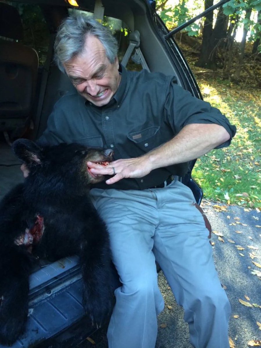 matthewjxmalady's tweet photo. whoa, a rare on-set photo of leland palmer with a dead bear in his car. filmed but never used on the show, apparently. twin peaks outtakes were even more bizarre it seems. david lynch is a genius. https://t.co/SV6V076XdH