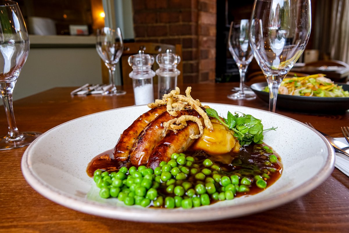 Buttercross Butchers Dijon &amp; tarragon sausages, creamed potatoes, garden peas, crispy onions, red wine gravy 🍴

View our menu &amp; book your table 👉️ doganddoubletsandon.co.uk/gastro-pubs-st…

#DogAndDoubletSandon #Stafford