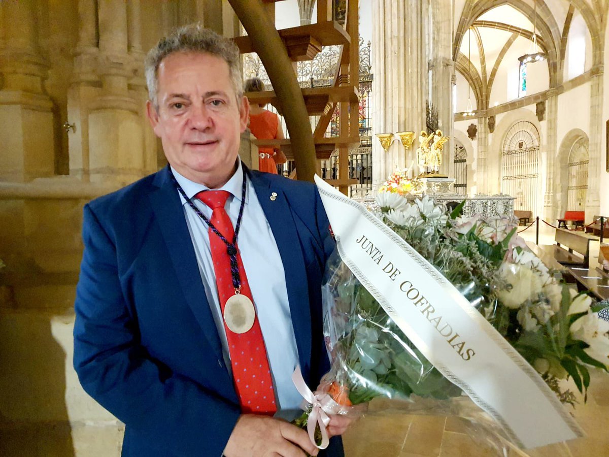 JdCAlcaladeH's tweet photo. En la tarde de ayer, el presidente de la Junta de Cofradías asistió a la Santa e Insigne Catedral Magistral, para formar parte tanto de la ofrenda floral a nuestros Patronos, como de la posterior celebración de la Santa Misa. 

#FiestasSantosNiños #PatronosJustoyPastor https://t.co/8o3QoQDRrQ