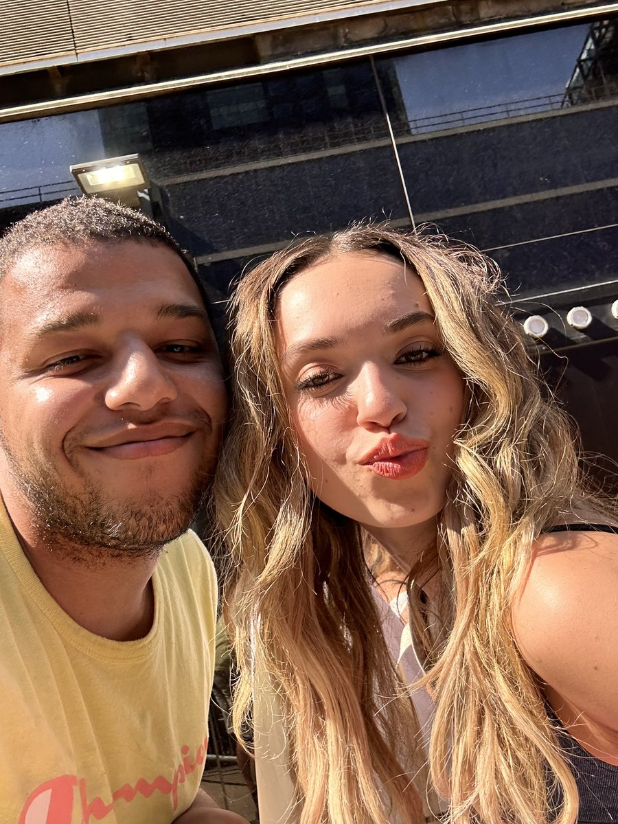 MangaLuvsAnime's tweet image. LOVE ME ONCE I KNOW YOU’LL LOVE ME TWICE #KATSEYE #EYEKONS OMG I GOT TO MEET EVERY TALENTED QUEEN(Minus Megan feel better Queen hope your doing better 💖)