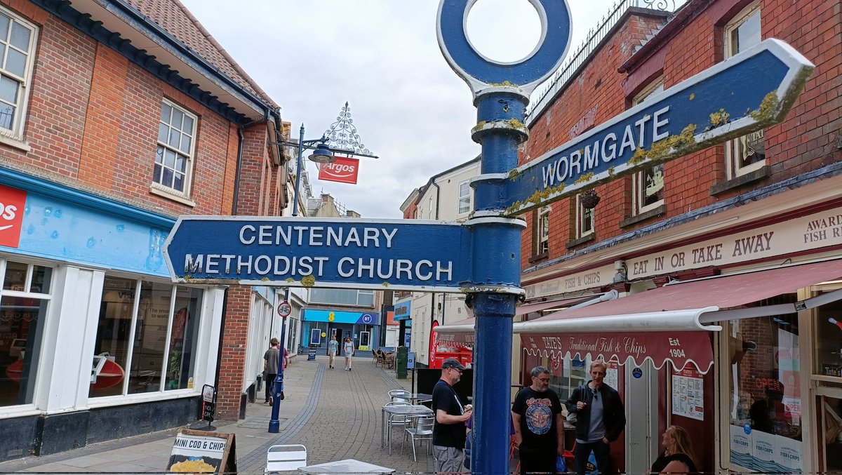 StephenBromby's tweet photo. Not sure if @LincolnshireCC or @Bostonboro but any visitors to Boston would be best advised to ignore the street signage or they'll end up lost!
Please advise who to formally contact. https://t.co/iwyMxVtjaX