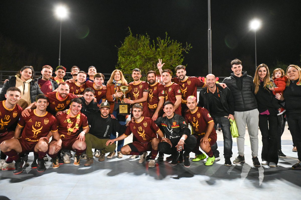 rosarioromeroOK's tweet photo. Domingo de futsal paranaense 🤩⚽️

Acompañamos la entrega de premios del Torneo de Apertura Categorías Élite, organizado por la Asociación Paranaense de Futbol de Salón. 

🏆 ¡Felicitaciones al equipo femenino La Salle y al equipo masculino Neuquen por ganar el campeonato! 🏆 https://t.co/auadr4kXsx
